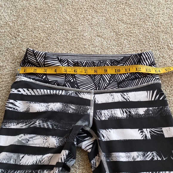 NWOT Lululemon black and white patterned capri leggings. Size 6?? - Picture 5 of 7